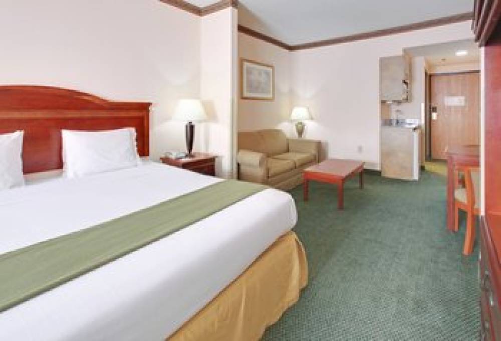 Holiday Inn Express & Suites CLEVELAND 5