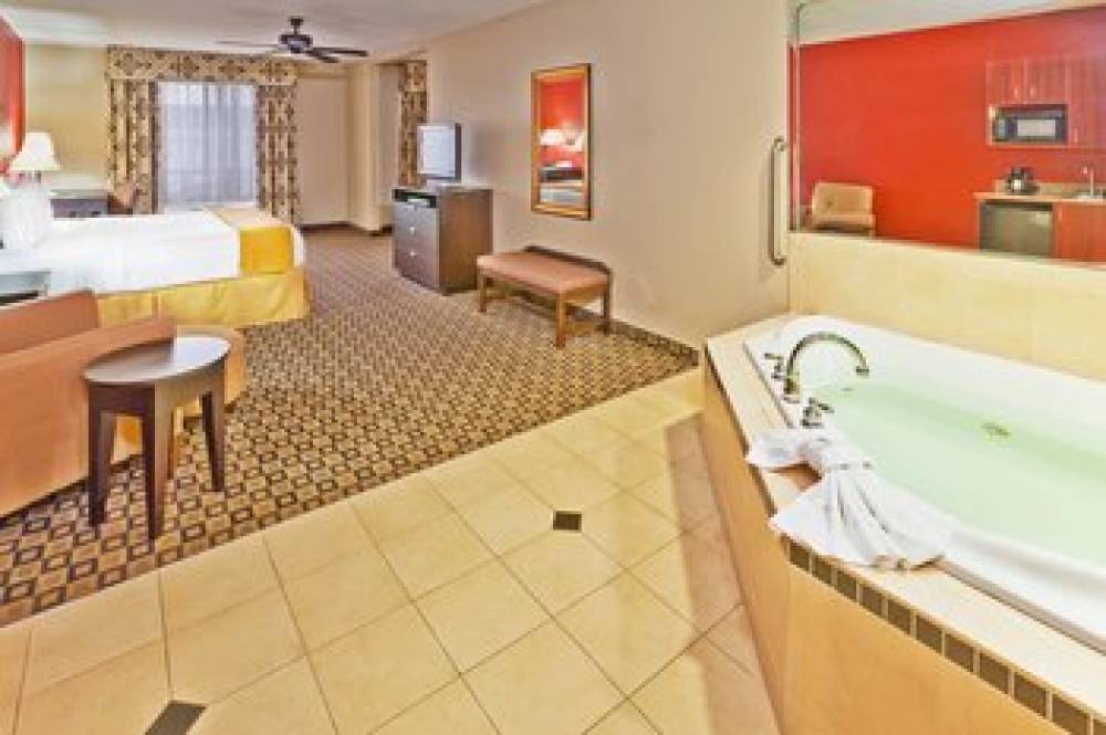 Holiday Inn Express & Suites CLINTON 3