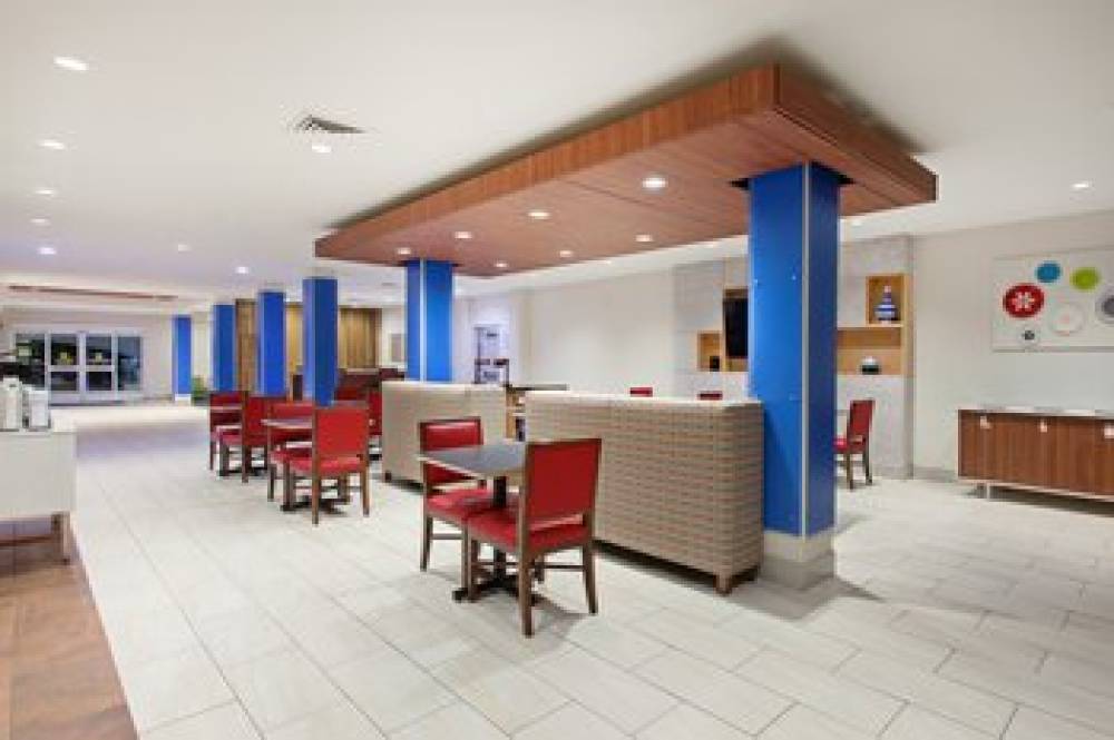 Holiday Inn Express & Suites CORONA 5