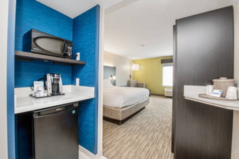 Holiday Inn Express & Suites DELAFIELD 3