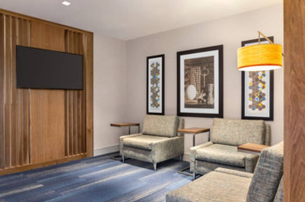 Holiday Inn Express & Suites DENVER AIRPORT 7