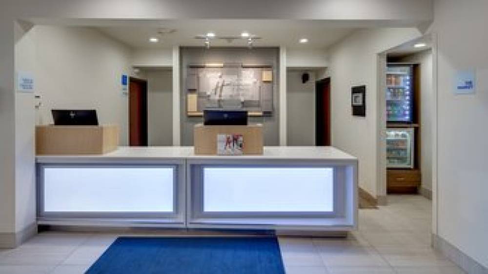 Holiday Inn Express & Suites DETROIT - FARMINGTON HILLS 3