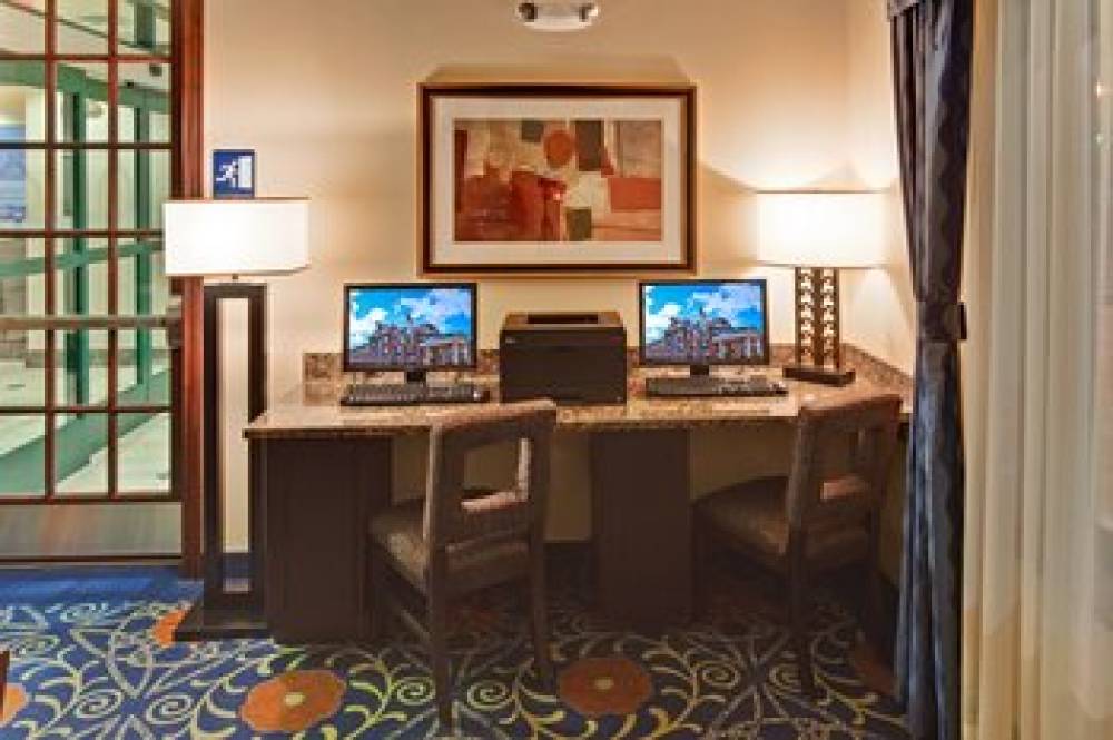 Holiday Inn Express & Suites DETROIT-NOVI 2