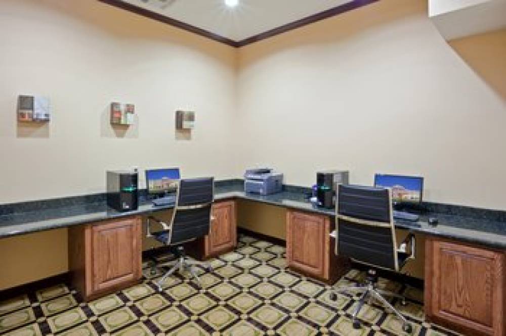 Holiday Inn Express & Suites DUMAS 3