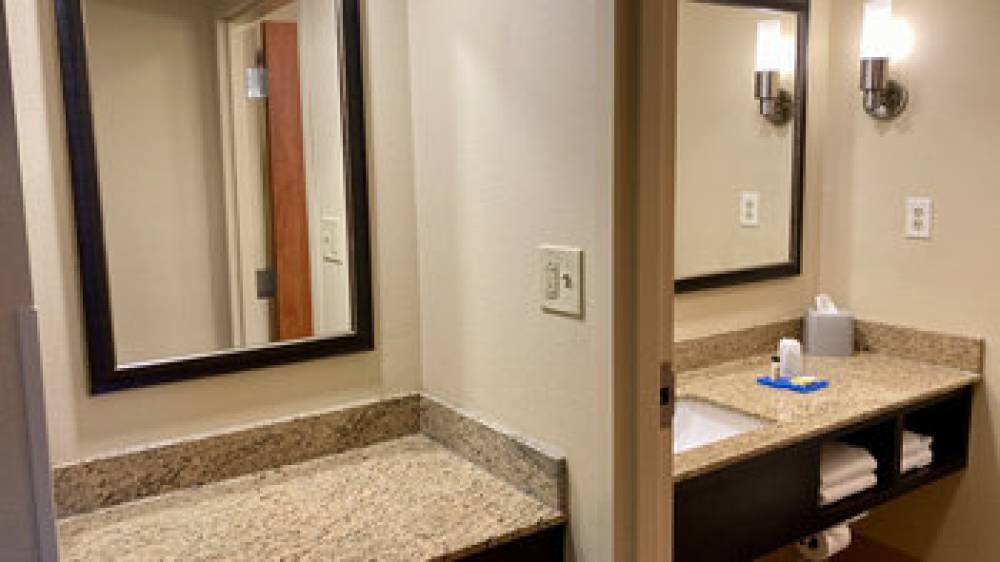 Holiday Inn Express & Suites EDMOND 8