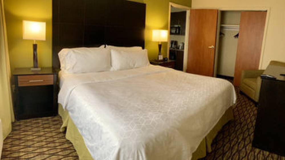 Holiday Inn Express & Suites EDMOND 10