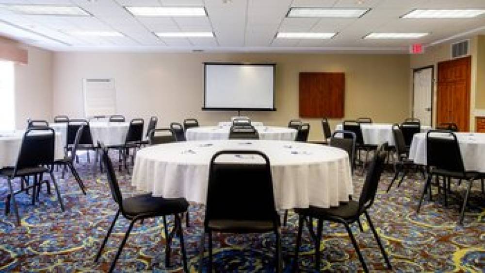 Holiday Inn Express & Suites EDMONTON-INTERNATIONAL AIRPORT 9