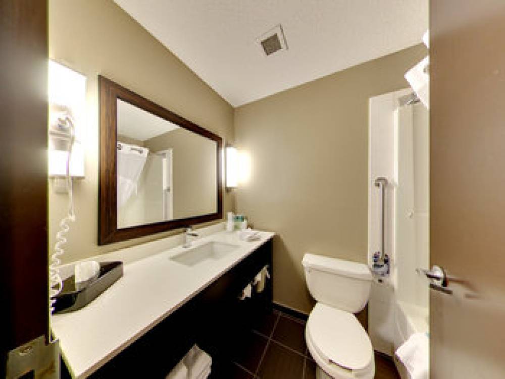 Holiday Inn Express & Suites EDMONTON-INTERNATIONAL AIRPORT 8