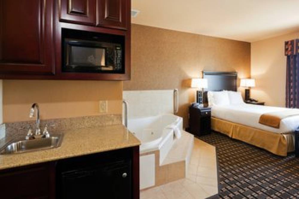 Holiday Inn Express & Suites ENNIS 10