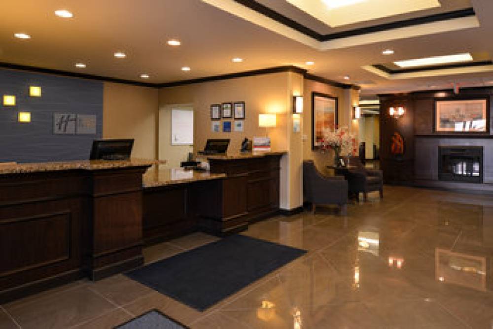 Holiday Inn Express & Suites FAIRMONT 2