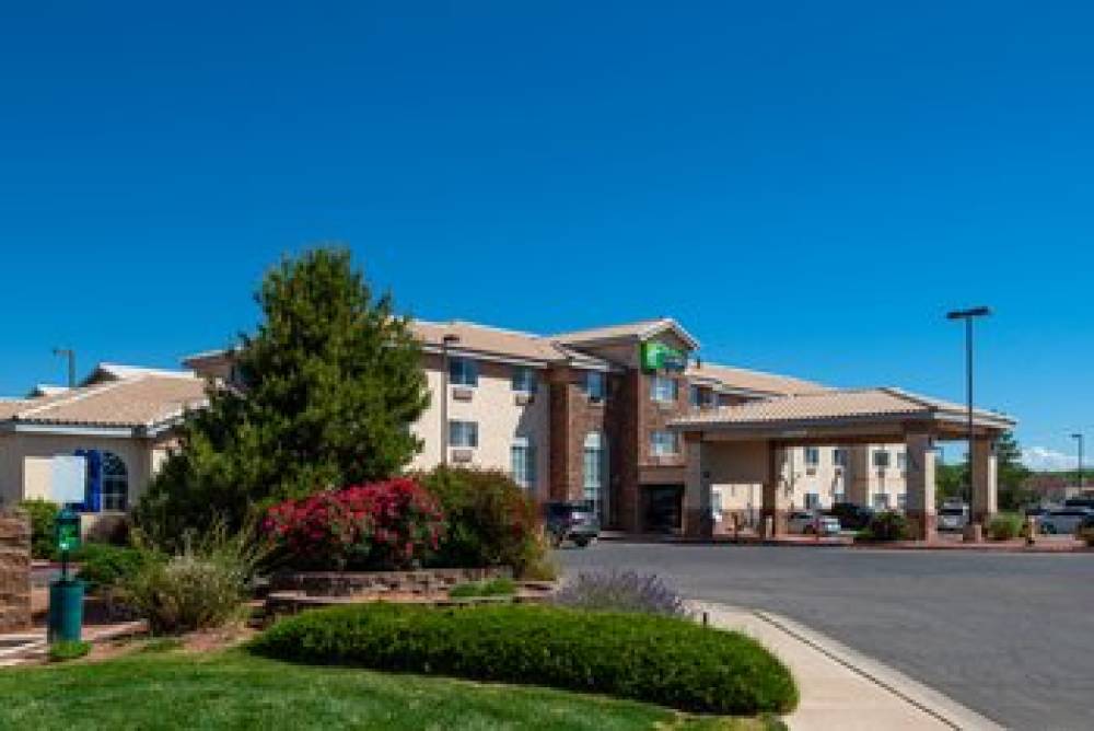 Holiday Inn Express & Suites FARMINGTON (BLOOMFIELD) 1