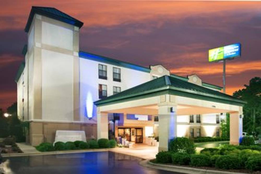 Holiday Inn Express & Suites FAYETTEVILLE-FT. BRAGG 1