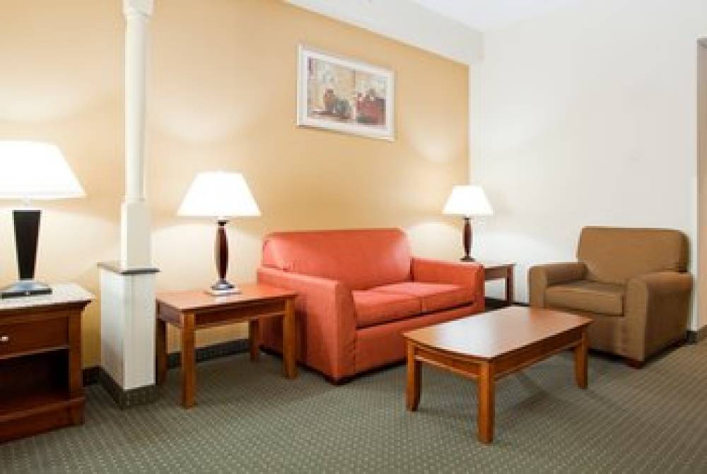 Holiday Inn Express & Suites FAYETTEVILLE-FT. BRAGG 6