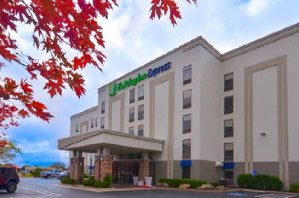 Holiday Inn Express & Suites FAYETTEVILLE-UNIV OF AR AREA 1