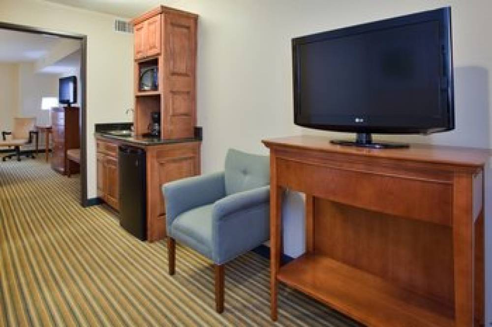 Holiday Inn Express & Suites FREDERICKSBURG 2