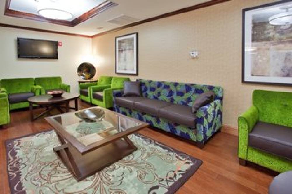 Holiday Inn Express & Suites Fredericksburg