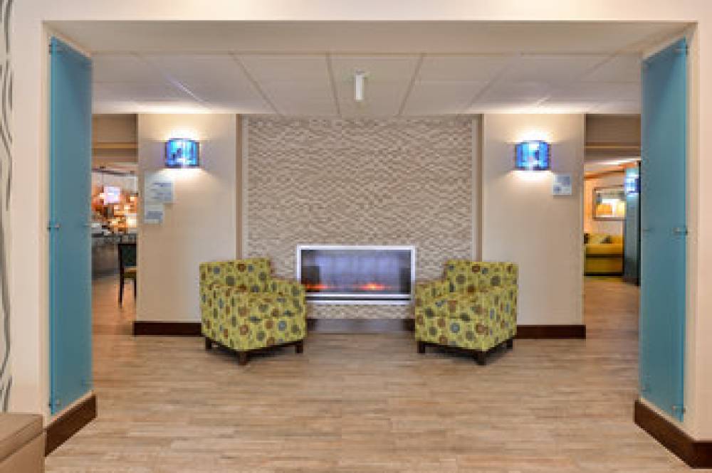 Holiday Inn Express & Suites FRESNO (RIVER PARK) HWY 41 3