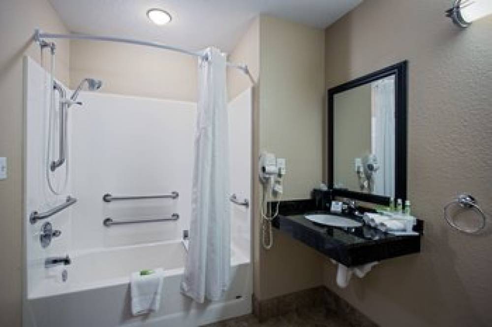 Holiday Inn Express & Suites GREEN BAY EAST 2