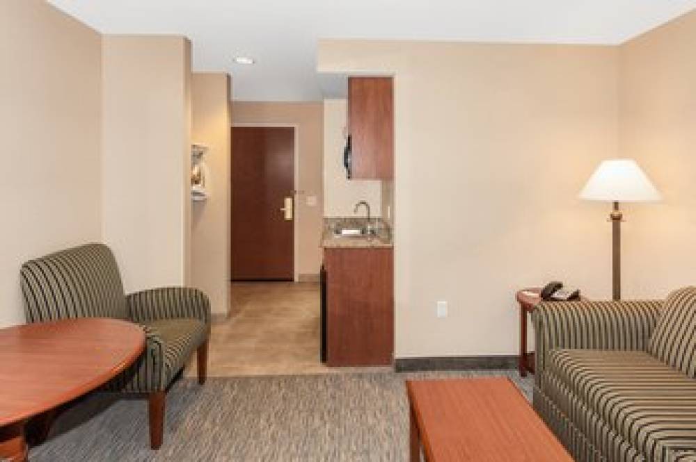 Holiday Inn Express & Suites HAMPTON SOUTH-SEABROOK 4