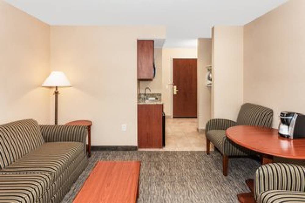 Holiday Inn Express & Suites HAMPTON SOUTH-SEABROOK 9