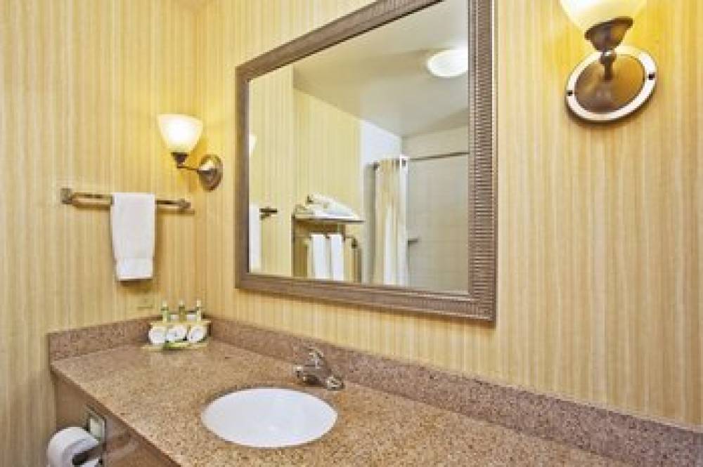 Holiday Inn Express & Suites HOWELL 10