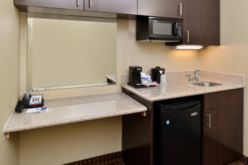 Holiday Inn Express & Suites INDIANAPOLIS W - AIRPORT AREA 3