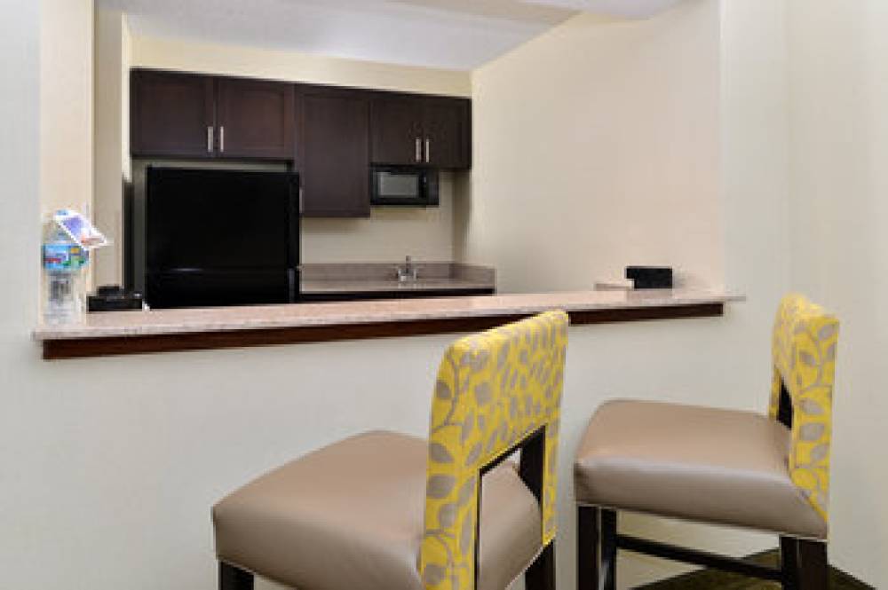 Holiday Inn Express & Suites INDIANAPOLIS W - AIRPORT AREA 5