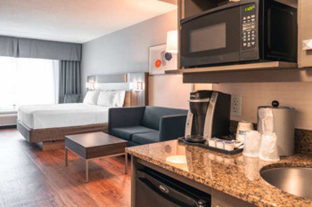 Holiday Inn Express & Suites KINGSTON CENTRAL 9