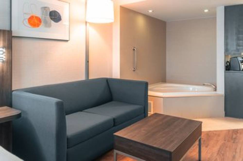 Holiday Inn Express & Suites KINGSTON CENTRAL 8