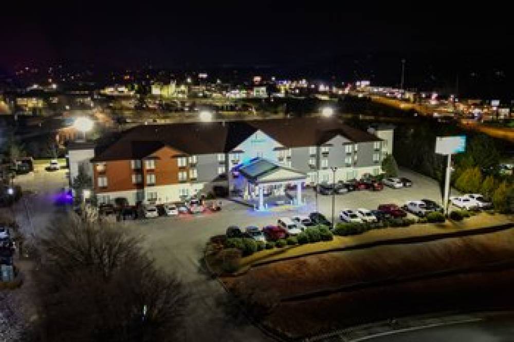 Holiday Inn Express & Suites Knoxville North I 75 Exit 112