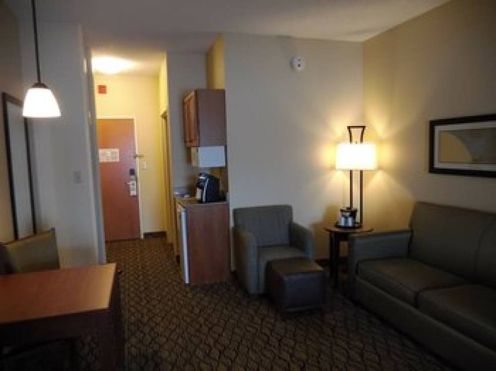 Holiday Inn Express & Suites LANCASTER 10