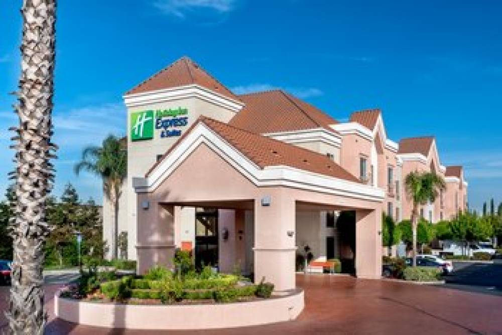 Holiday Inn Express & Suites LATHROP 1