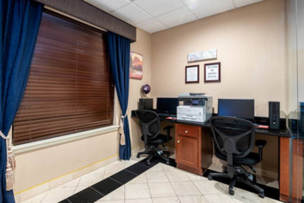 Holiday Inn Express & Suites LATHROP 2