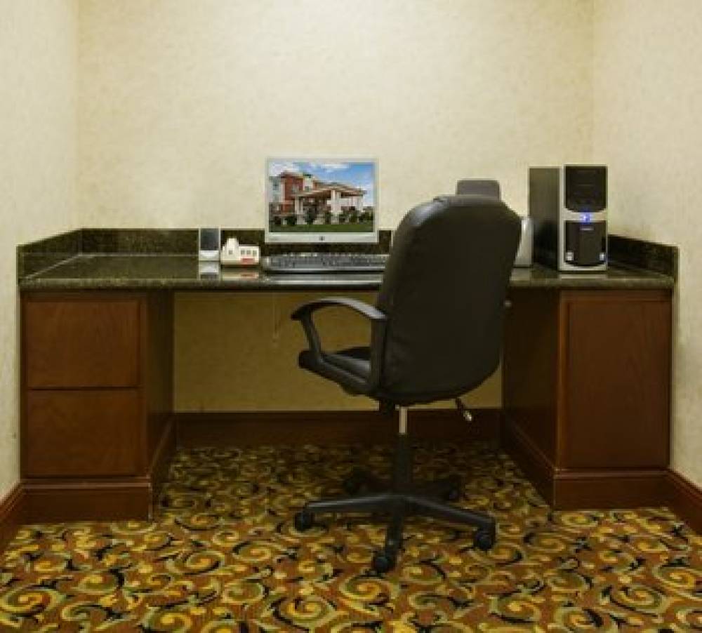 Holiday Inn Express & Suites LEVELLAND 4