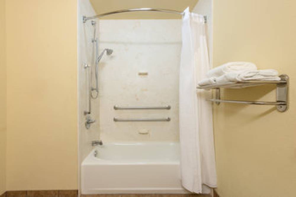 Holiday Inn Express & Suites LEXINGTON DTWN AREA-KEENELAND 9