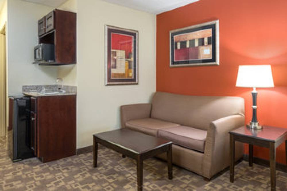 Holiday Inn Express & Suites LEXINGTON DTWN AREA-KEENELAND 10