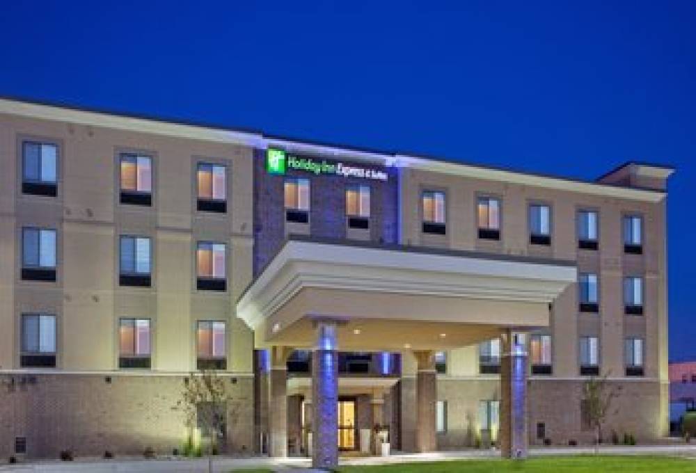 Holiday Inn Express & Suites LINCOLN AIRPORT 1