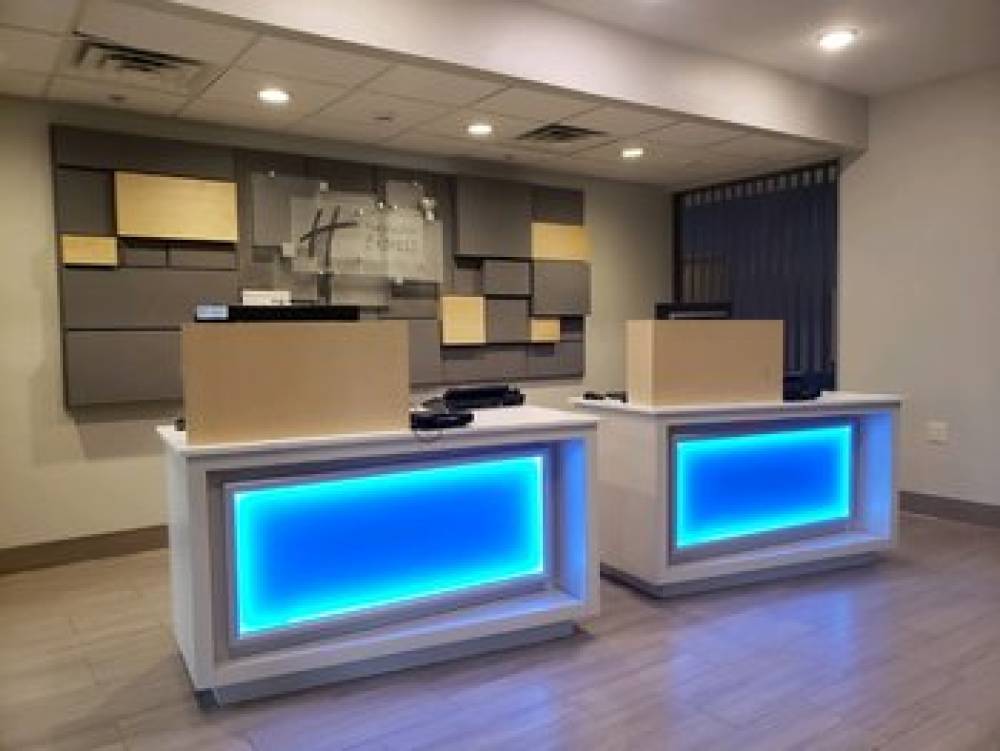 Holiday Inn Express & Suites Lincoln Airport