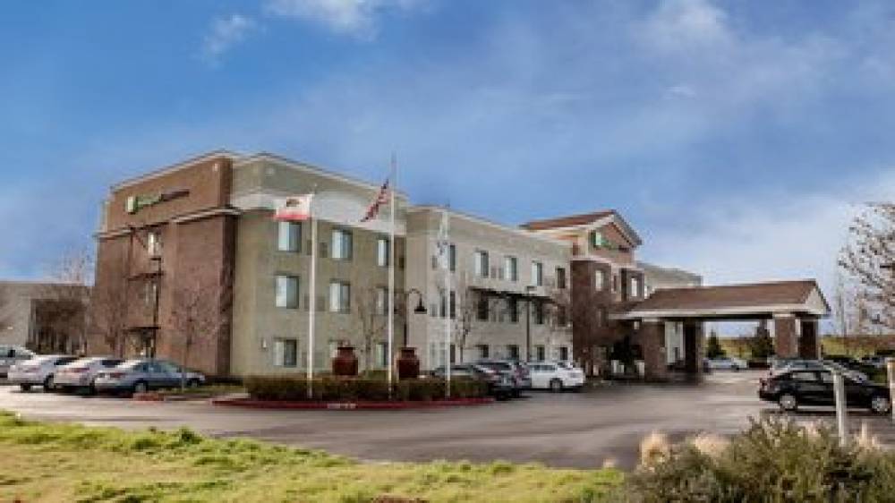 Holiday Inn Express & Suites Lincoln Roseville Area