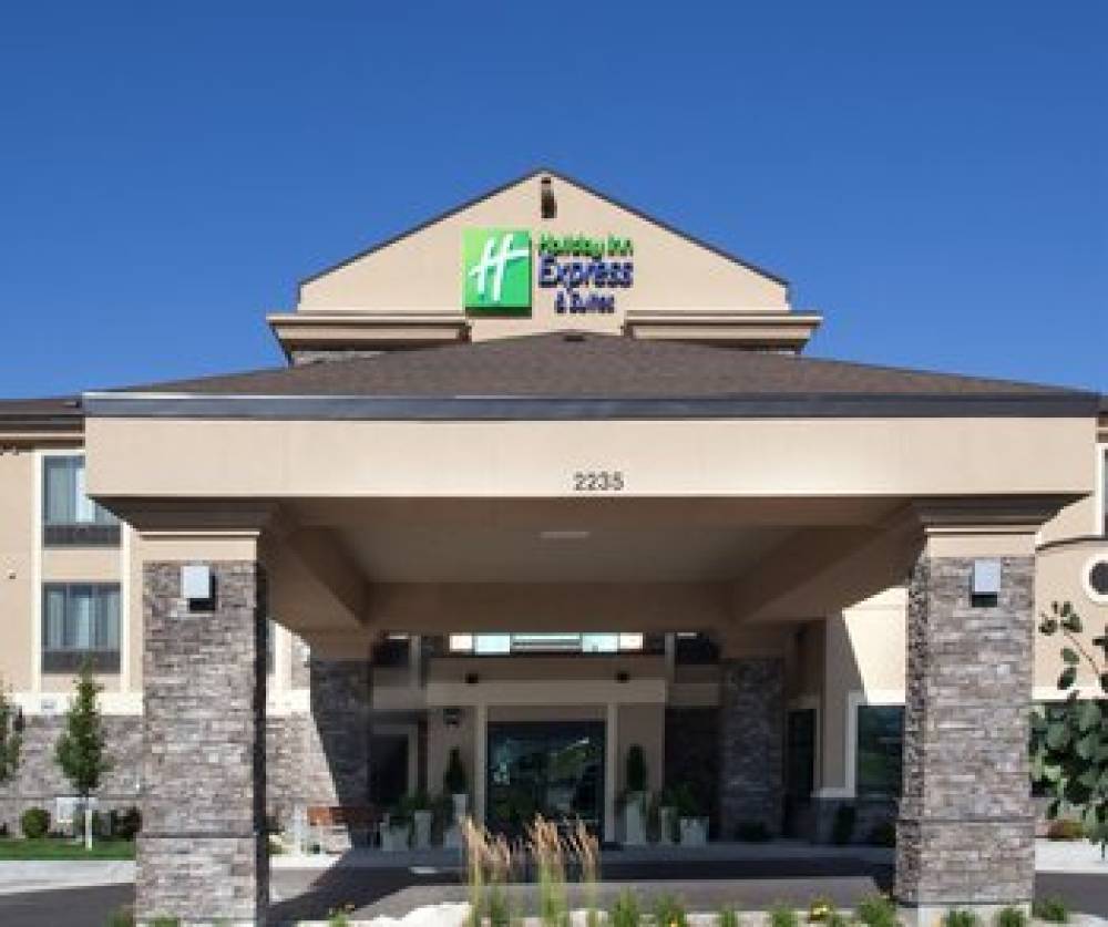 Holiday Inn Express & Suites LOGAN 7