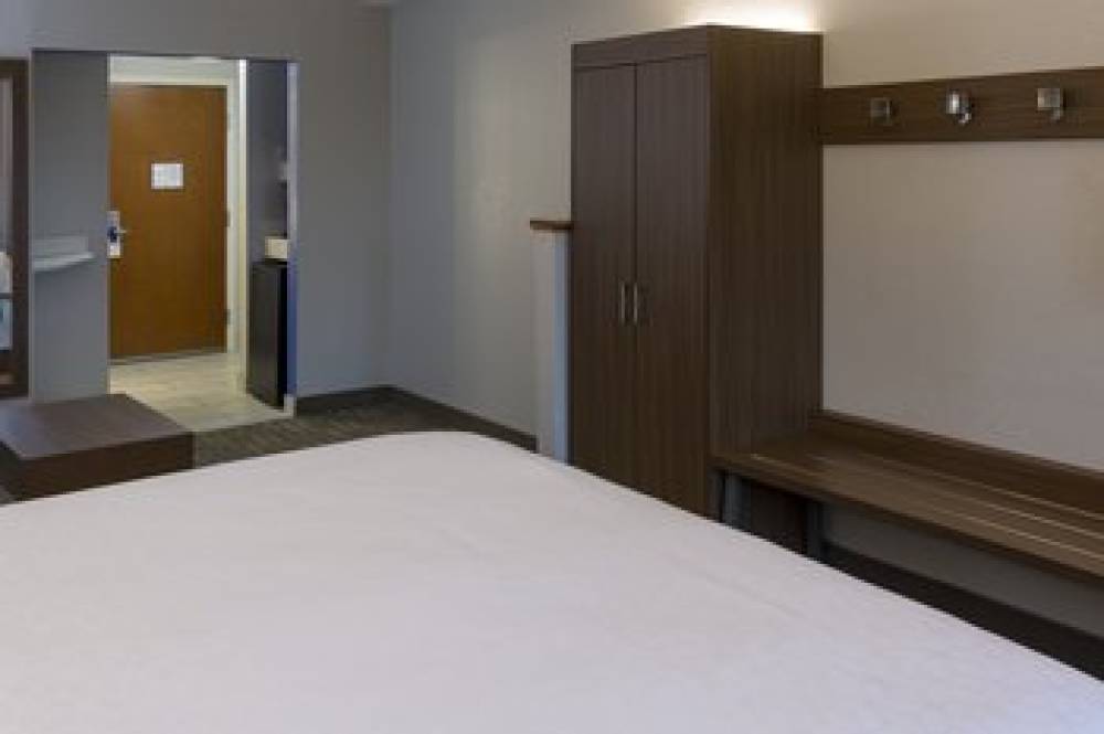 Holiday Inn Express & Suites LOUISVILLE SOUTH-HILLVIEW 5