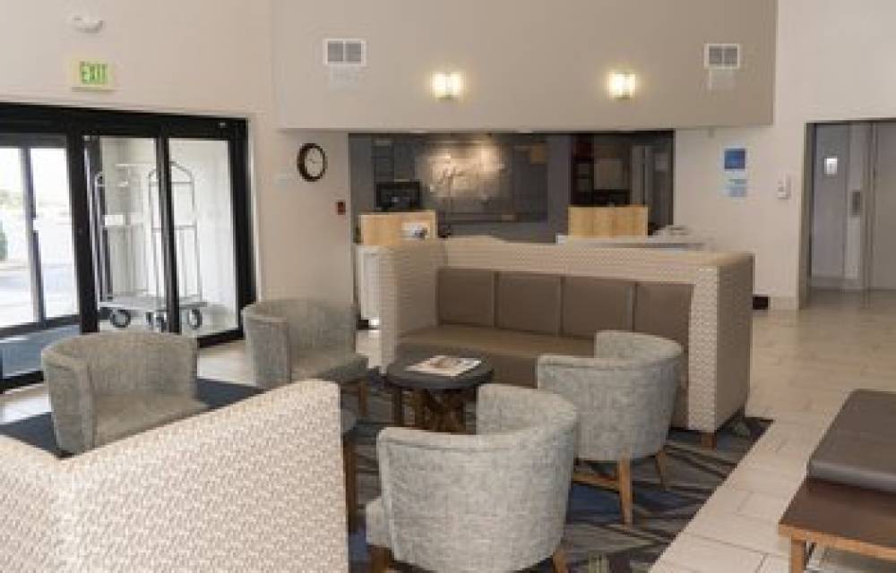 Holiday Inn Express & Suites MADISON 3