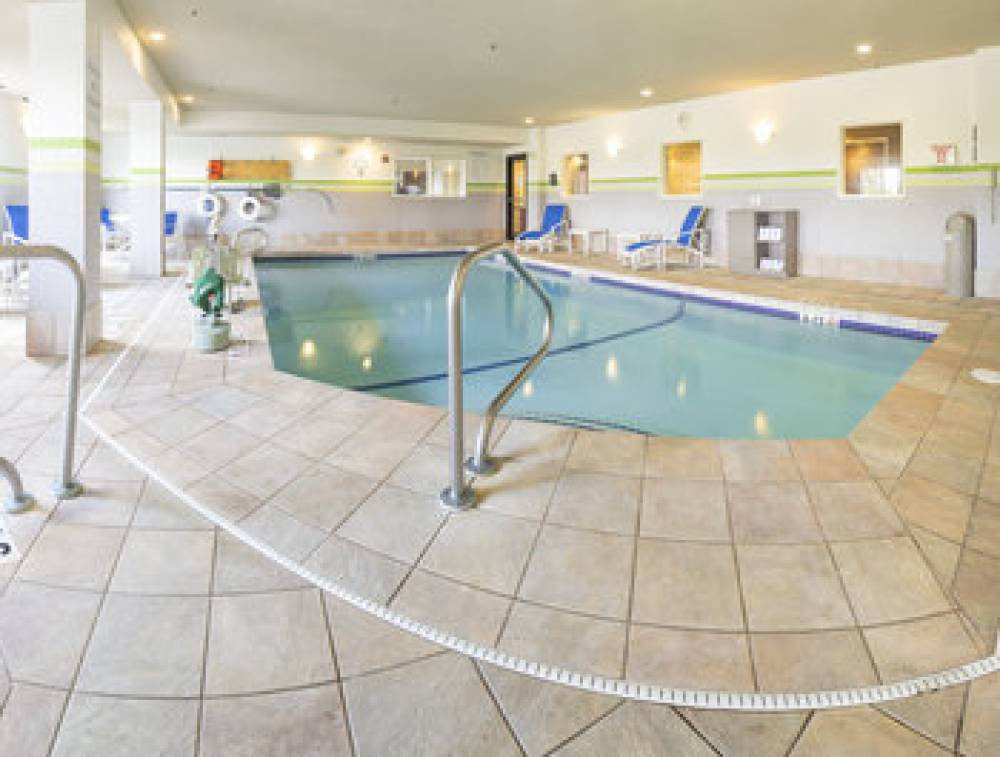 Holiday Inn Express & Suites MANCHESTER-AIRPORT 6