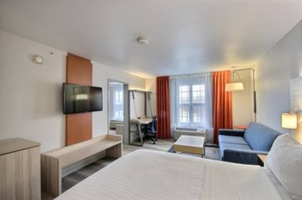 Holiday Inn Express & Suites MILWAUKEE AIRPORT 7