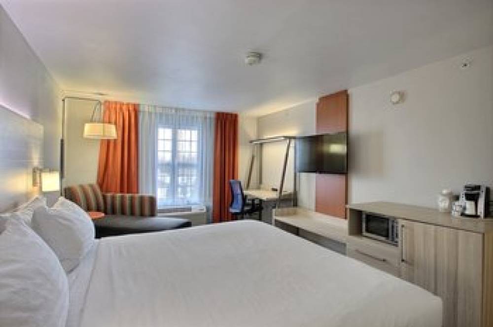 Holiday Inn Express & Suites MILWAUKEE AIRPORT 4