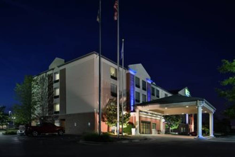 Holiday Inn Express & Suites MILWAUKEE-NEW BERLIN 1