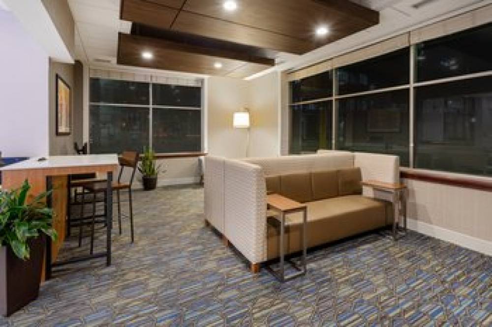 Holiday Inn Express & Suites MINNEAPOLIS-DWTN (CONV CTR) 8