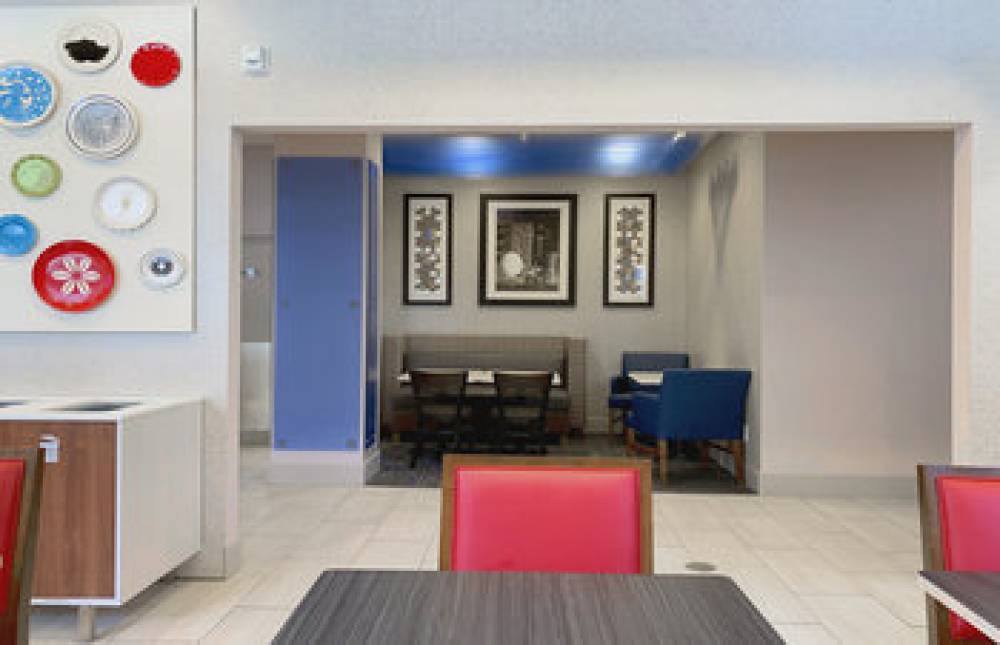 Holiday Inn Express & Suites MINNEAPOLIS-DWTN (CONV CTR) 9