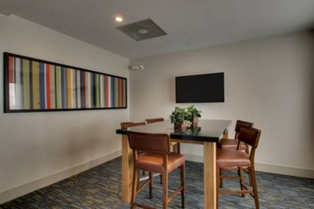 Holiday Inn Express & Suites MORRIS 8