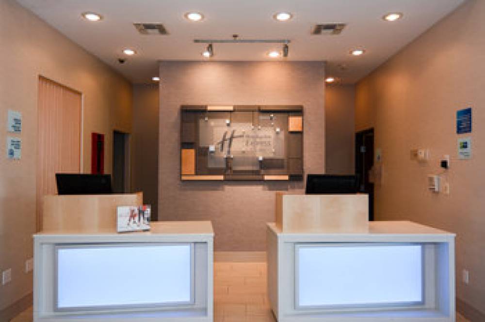 Holiday Inn Express & Suites NEW BOSTON 6